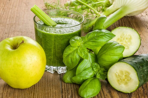 Zumo verde de manzana, pepino y jengibre para perder peso