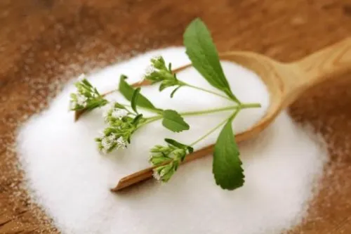 Hojas de estevia en una cuchara