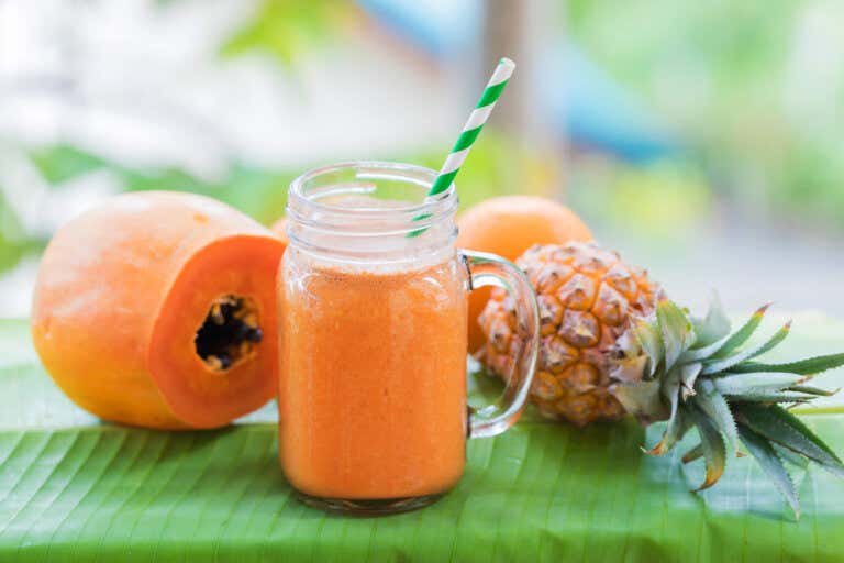 Zumo de piña y papaya para aliviar los síntomas de indigestión