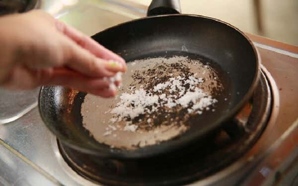 7 usos de la sal como producto de limpieza en el hogar