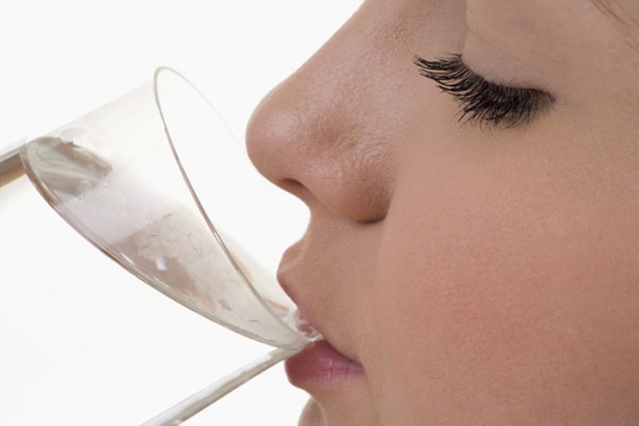 7 beneficios sorprendentes de beber 2 litros de agua al día