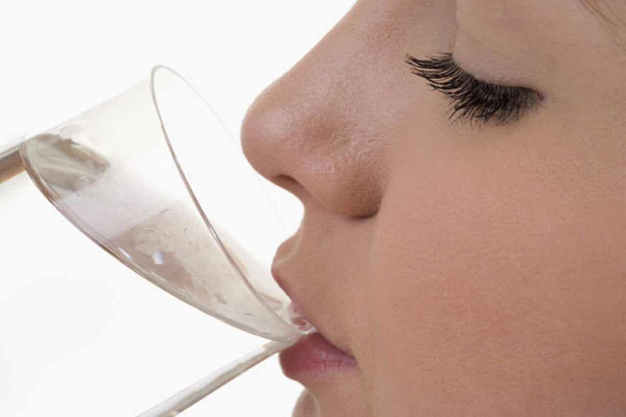 7 beneficios sorprendentes de beber 2 litros de agua al día