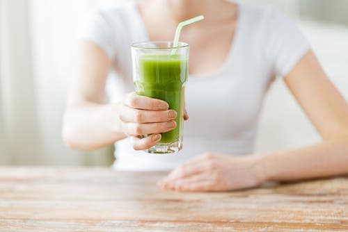 Beneficios de tomar jugos verdes