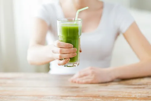 Beneficios de tomar jugos verdes