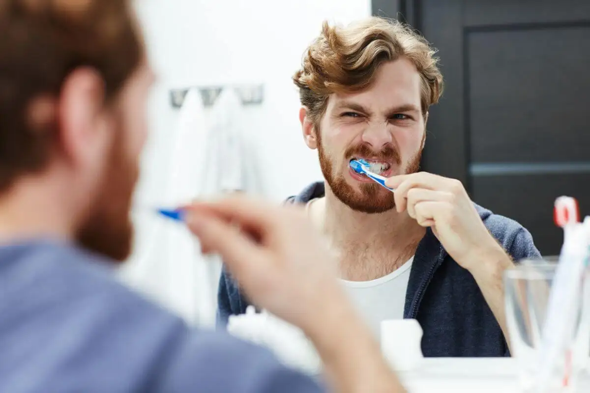 Cepillar bien los dientes para luchar contra el mal aliento