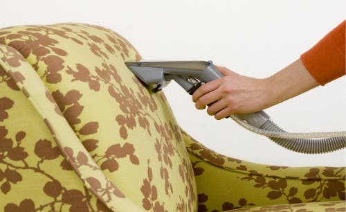 Aspirar luego de poner bicarbonato ayuda a quitar el mal olor en sillones