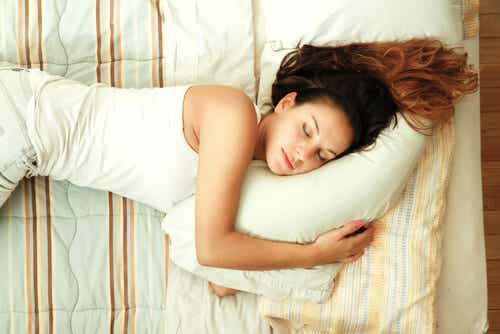 ¿Es bueno dormir sin almohada?