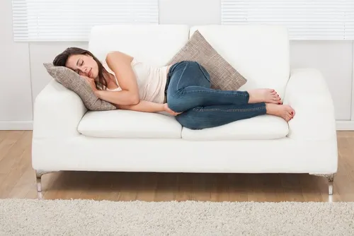 dormir la siesta en el sofa
