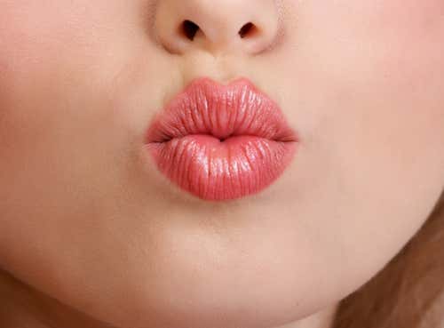 Hacer ejercicios labiales para labios más atractivos