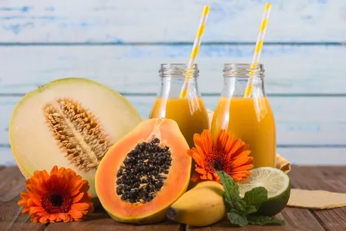 Jugo de melón, piña y papaya