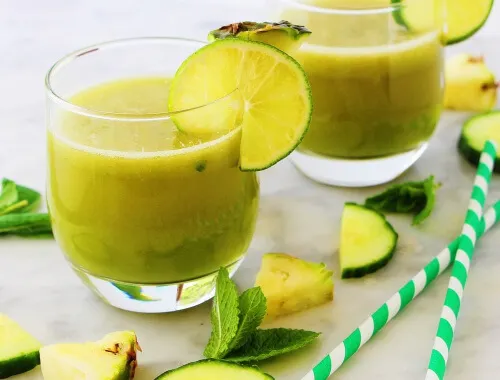 Licuado de manzana, piña, menta y limón para relajarnos