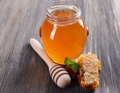 La miel de abeja cruda es muy eficaz contra las molestias de la garganta