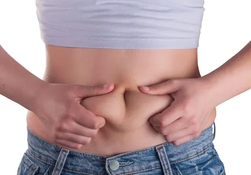 Mujer agarrándose la grasa de la tripa