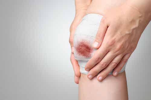 Bandage om sår på knæ til at forebygge, at et sår bliver betændt