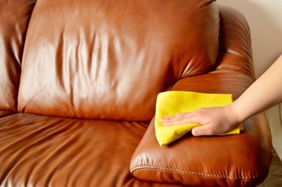Descubre cómo quitar mal olor en sillones y sofás