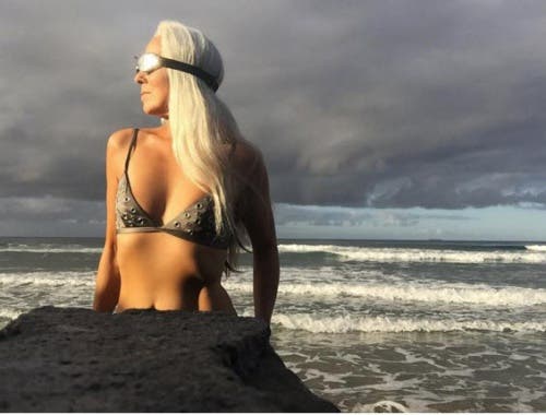 Yazemeenah Rossi en la playa