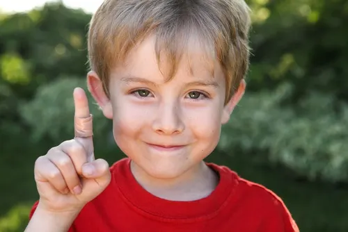 Niño con tira adhesiva