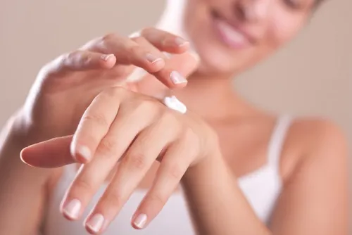 Utiliser de la crème pour éviter les mains froides