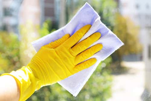 Utilizar guantes en las tareas del hogar
