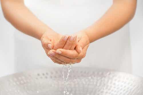ademas es preciso limpiar las manos