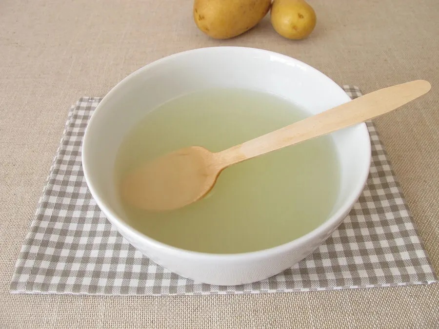 Bote con agua de cáscaras de papa.