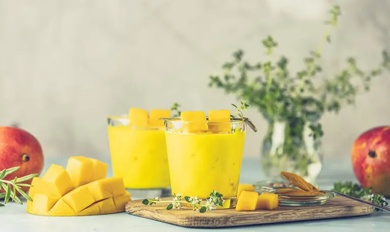 3 batidos de cúrcuma ricos en antioxidantes, tan deliciosos que no creerás sus beneficios
