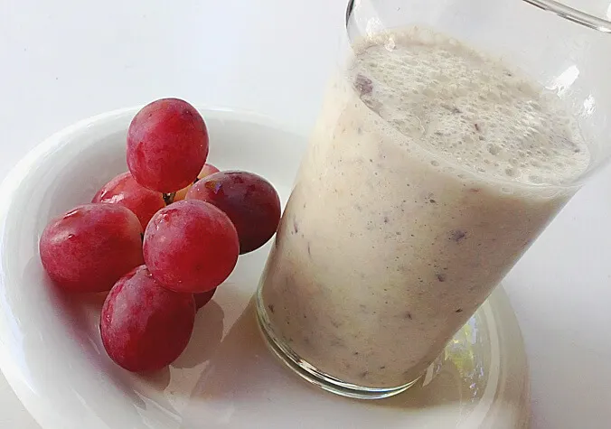 Delicioso batido casero con uvas y avena para tu corazón