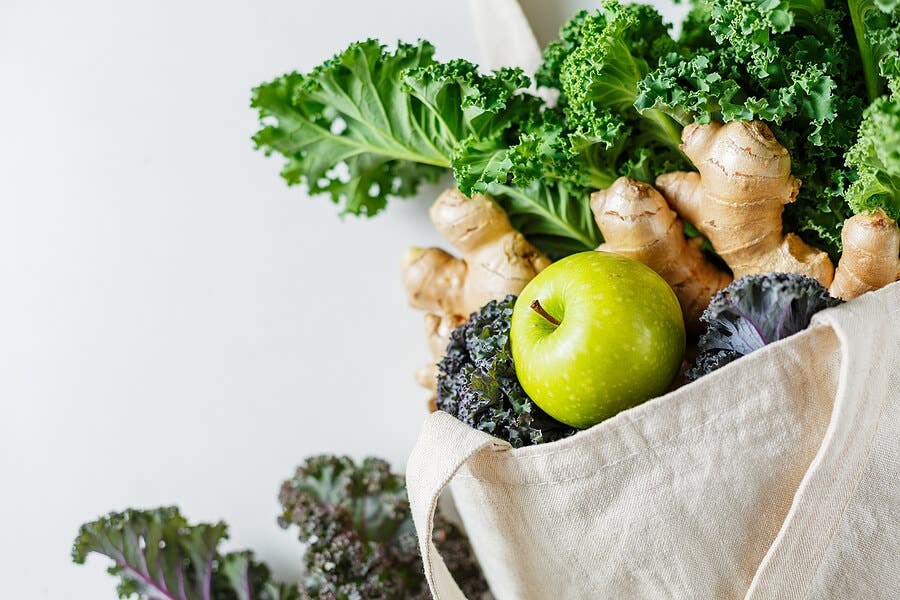 Bolsa de tela con alimentos vegetales.