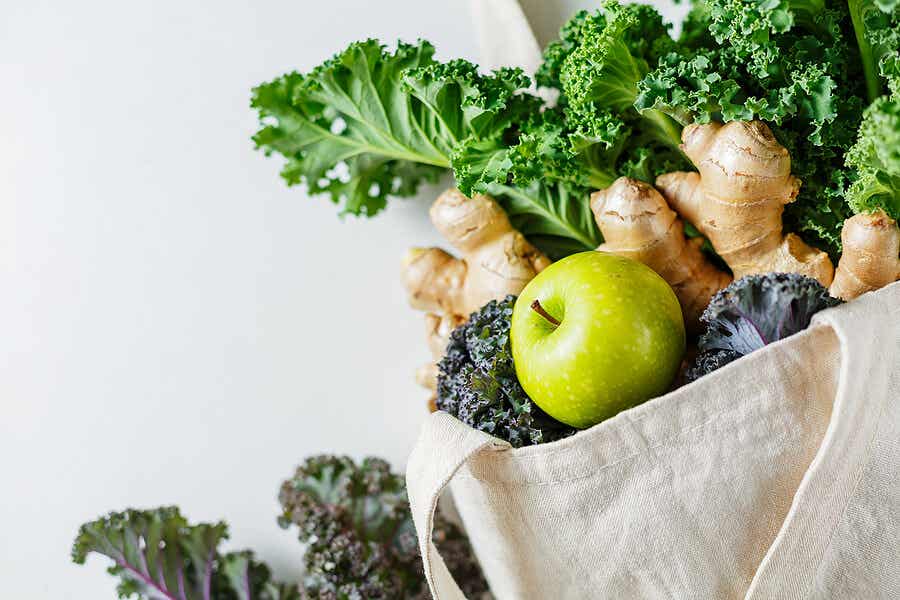 Bolsa de tela con alimentos vegetales.