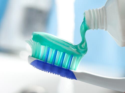 ¿Por qué no es bueno compartir el cepillo de dientes?