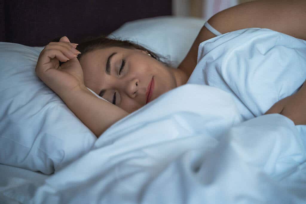 Kobieta śpi - napar z kolendry na sen