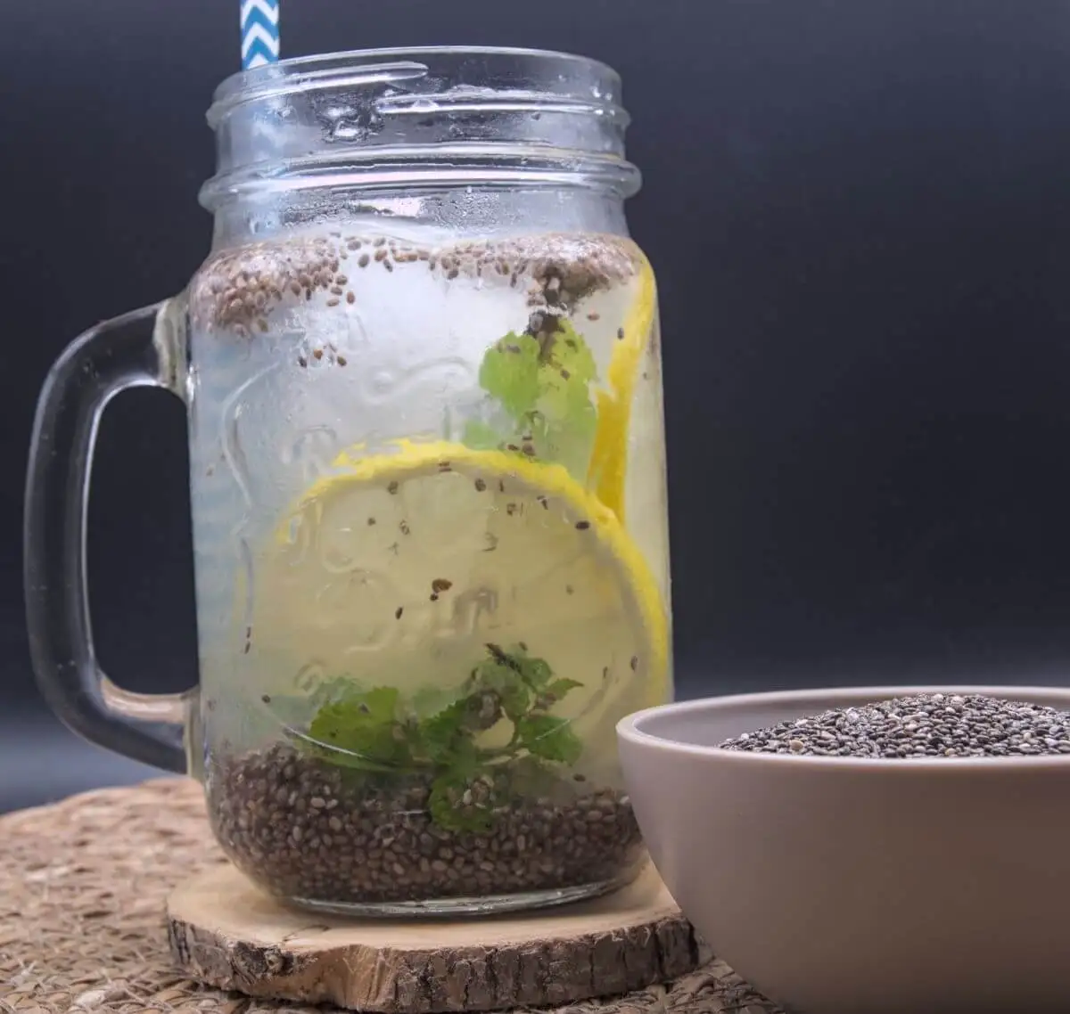 Vaso con limonada de semillas de chía.