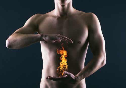Hombre con fuego en el estómago representando la acidez estomacal