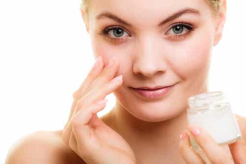 Consejos para prevenir las arrugas en el contorno de los ojos y un sérum natural