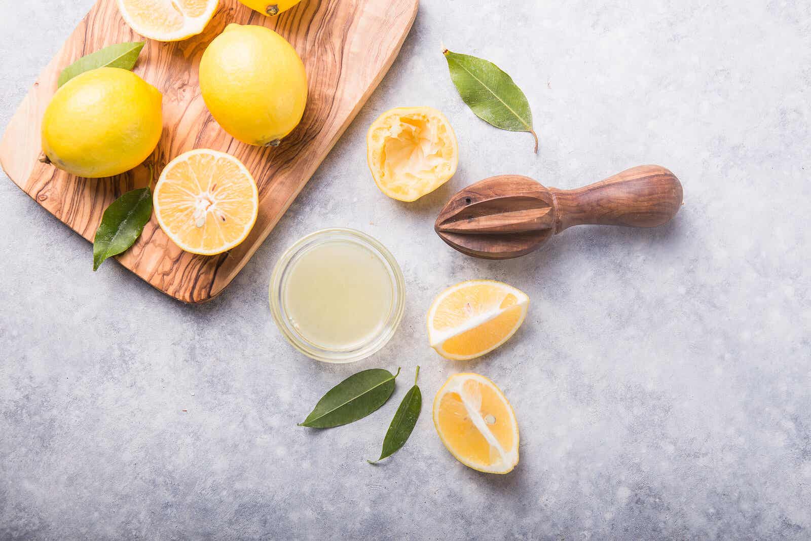 Comer limón a diario podría brindar varios beneficios a la salud.