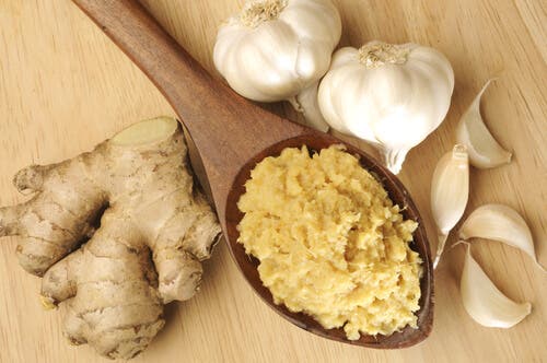 Cómo preparar una infusión detox de ajo y jengibre