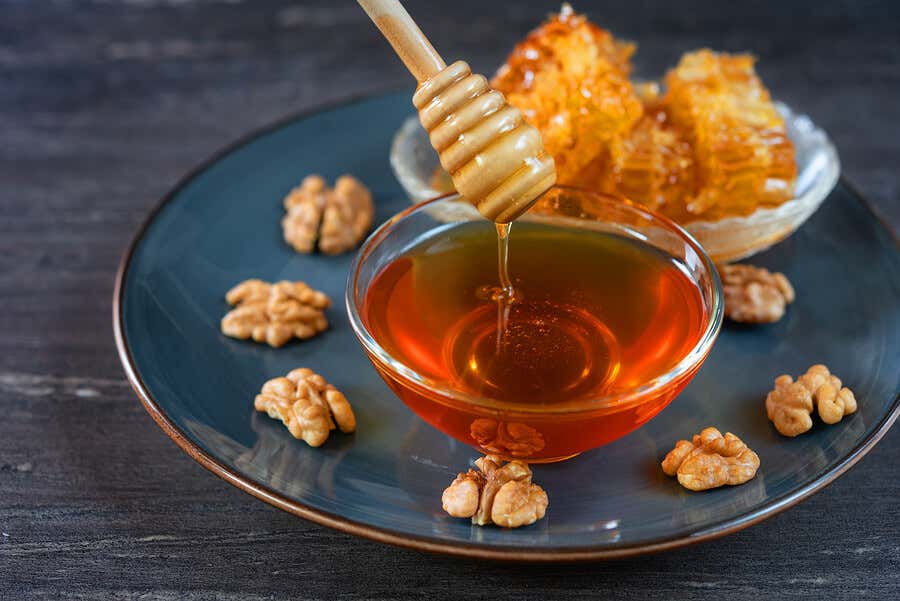 Honig oder Zucker - Honig in einer Glasschale