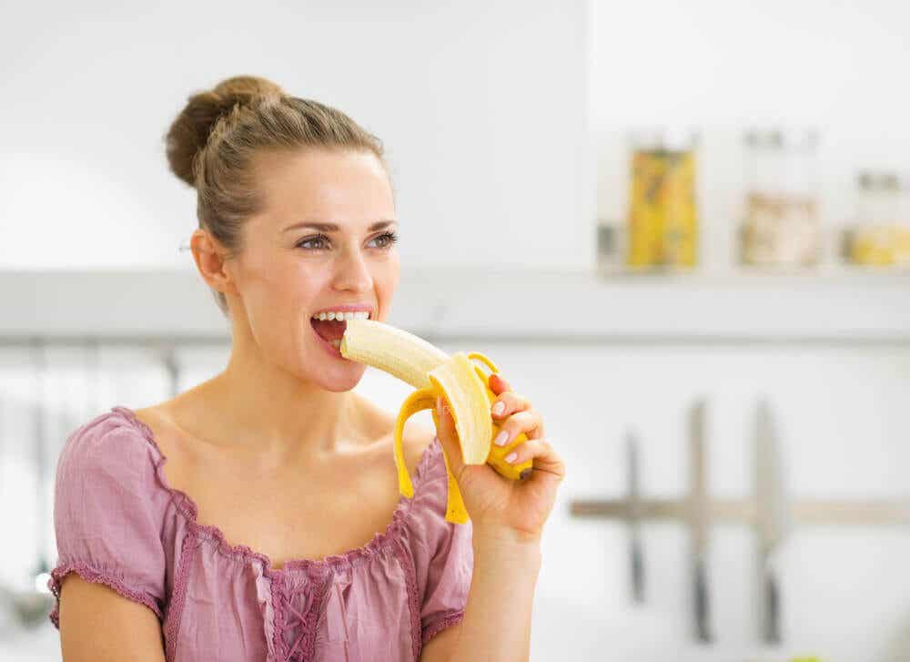 Mujer comiendo banana