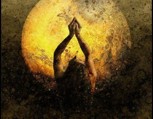mujer con luna ensalzando el placer de la soledad