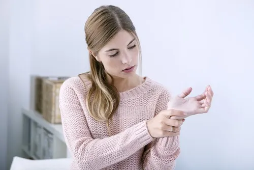 Mujer con dolor articular en la muñeca