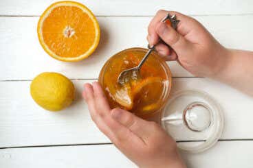 Cómo regular la tensión de modo natural con ajo, limón y miel