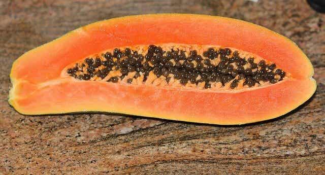 El licuado de papaya es una de las mejores bebidas naturales para la gastritis.