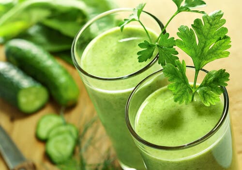 Cuáles son los beneficios que aportan los jugos verdes para la salud
