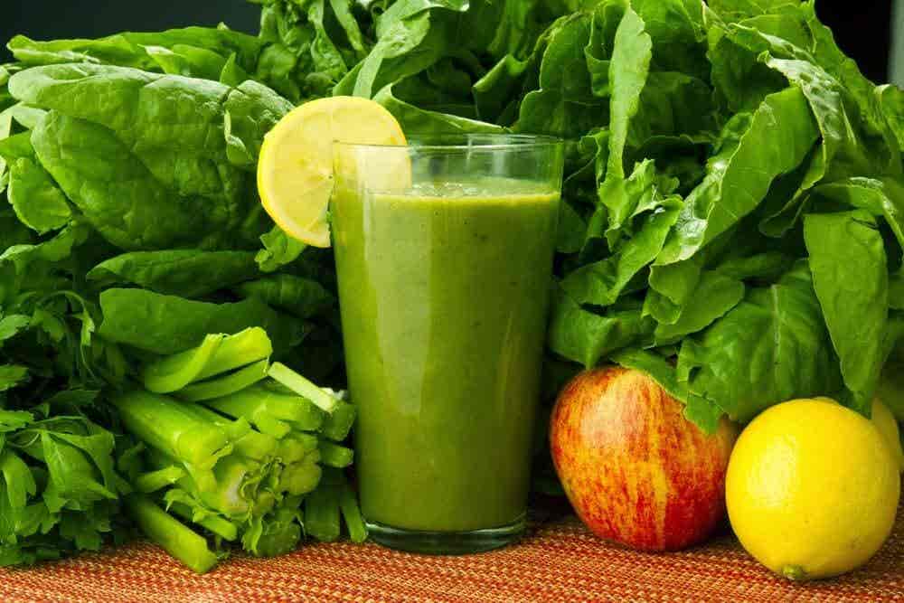 Espinacas, zanahoria y limón: bebida para eliminar toxinas