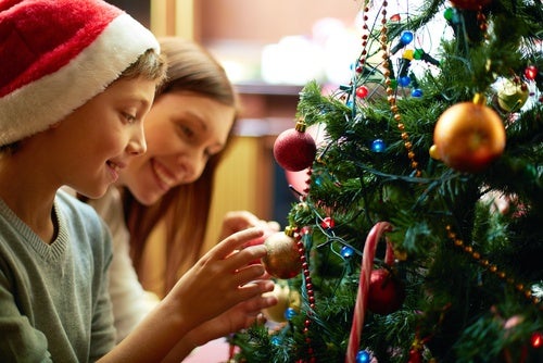 Decorare l'albero per evitare di stressarsi a Natale.