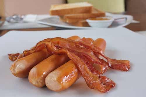 Estas salchichas con bacon forman parte de un plato no recomendado para quienes padecen reflujo gastroesofágico