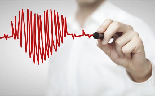 Corazón explicando riesgo cardíaco en la mujer