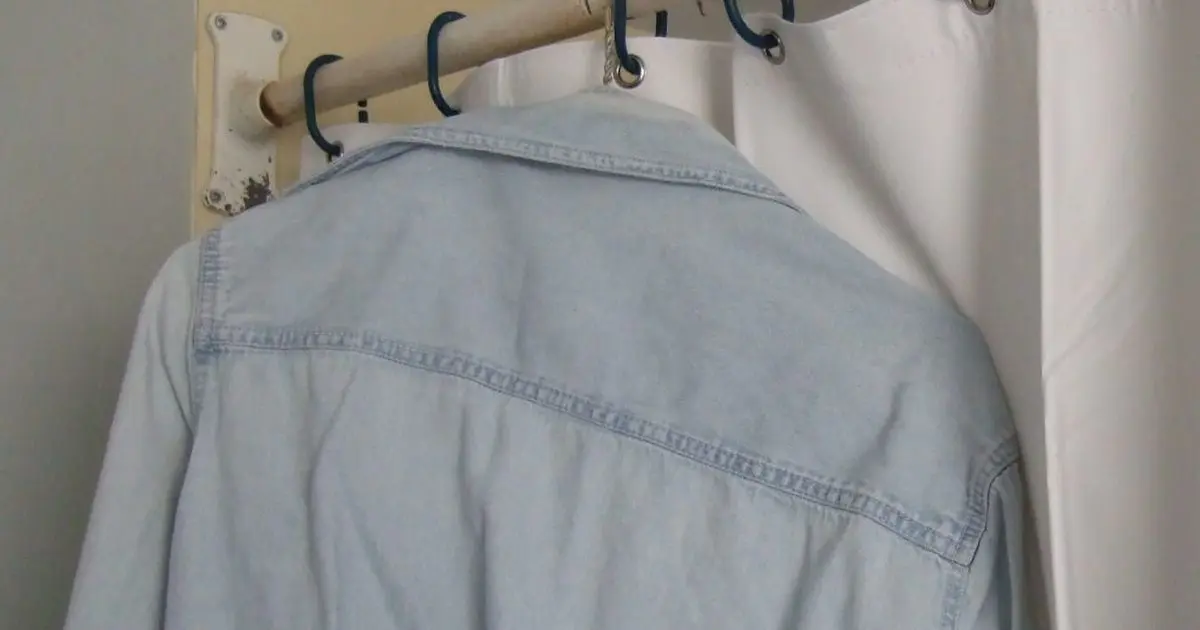 Arrugas en la ropa que nadie quiere planchar.