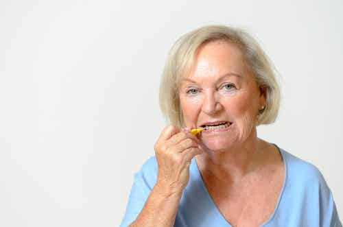 Mujer en edad avanzada con dientes amarillos
