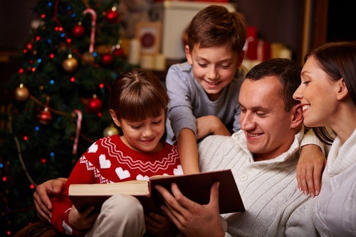 Evitare di stressarsi a Natale: famiglia riunita intorno a un libro.